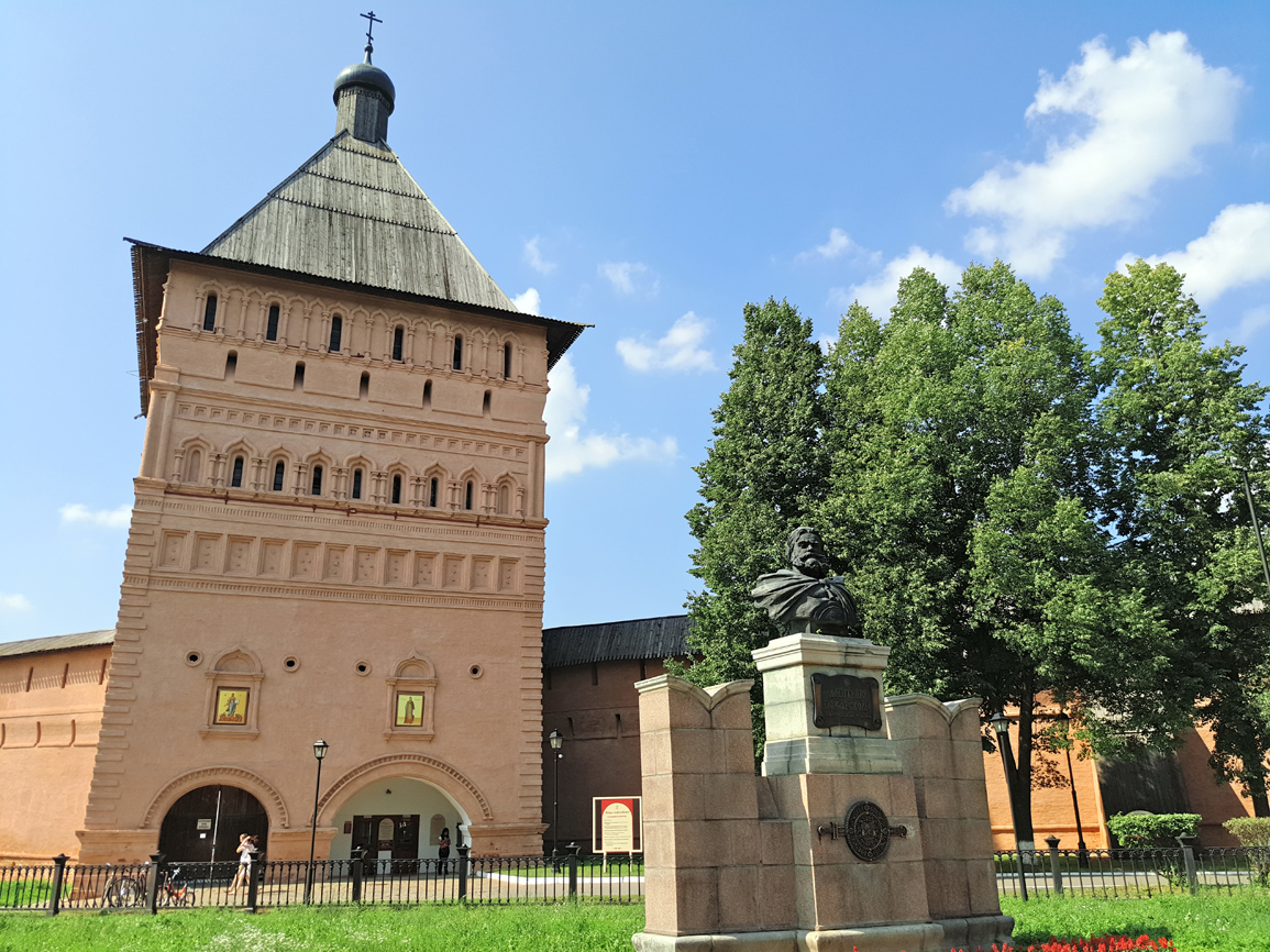 Главная проездная башня, Памятник Д. М. Пожарскому